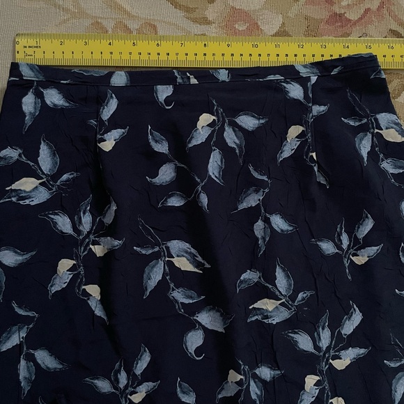 Large navy blue floral skirt - Picture 3 of 8